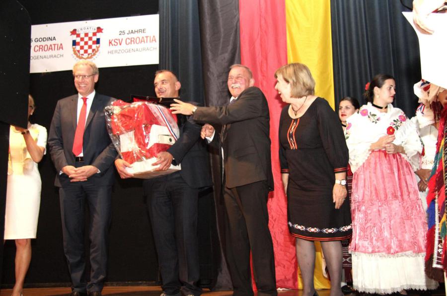 2725886_cms2image-fixedwidth-900x0_1pN-nt_ATsHu1